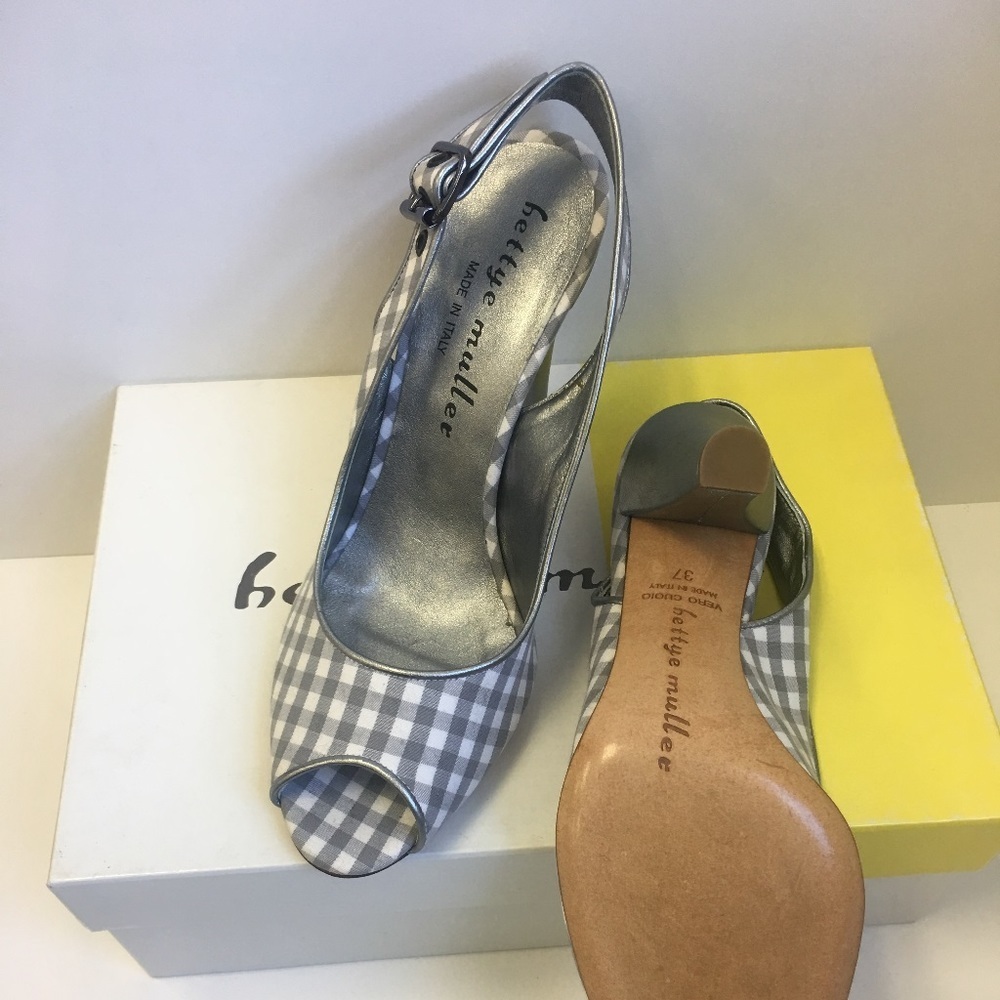 *NWB* Bettye Muller Grey and White Heels Size 7